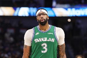 队记：独行侠内部就浓眉复出时机存在分歧 球队老板介入决定